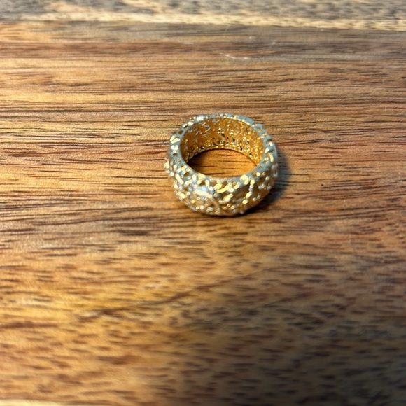 Stauer gold “Christmas in Nice” band ring, Size 5 - Picture 3 of 5